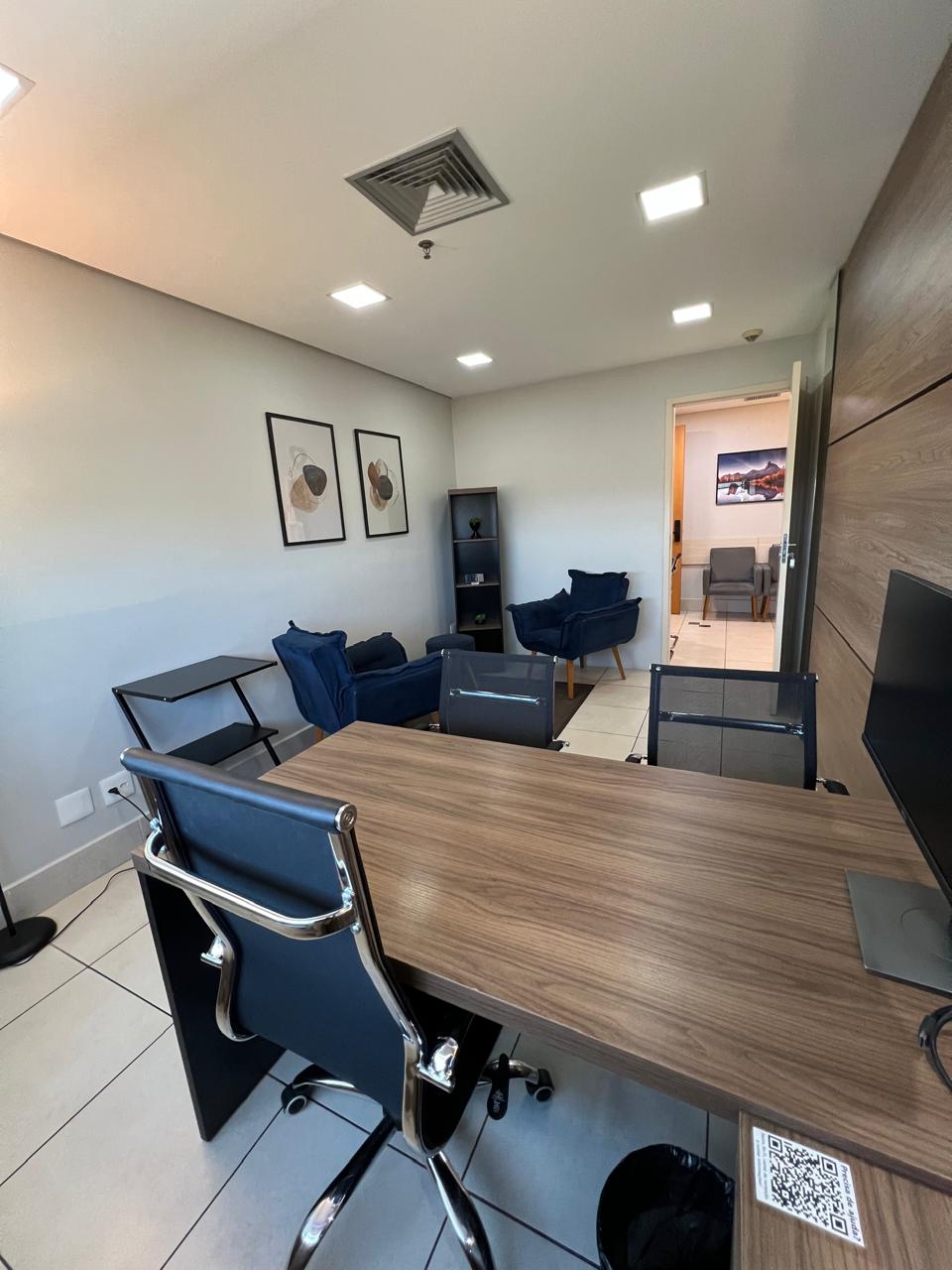 Consultório com mesa de avaliação