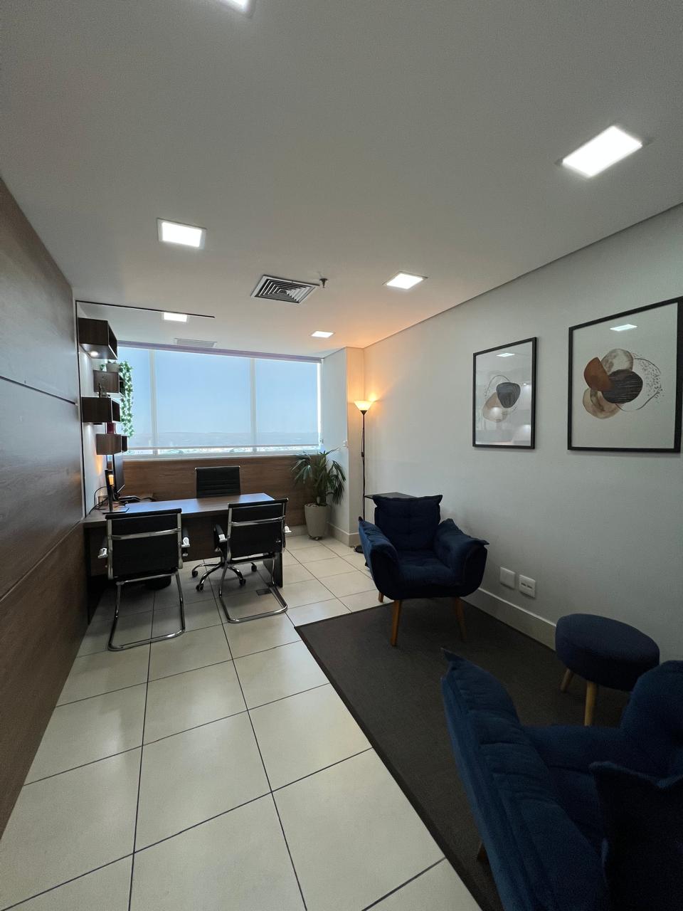 Sala de atendimento com vista para a cidade